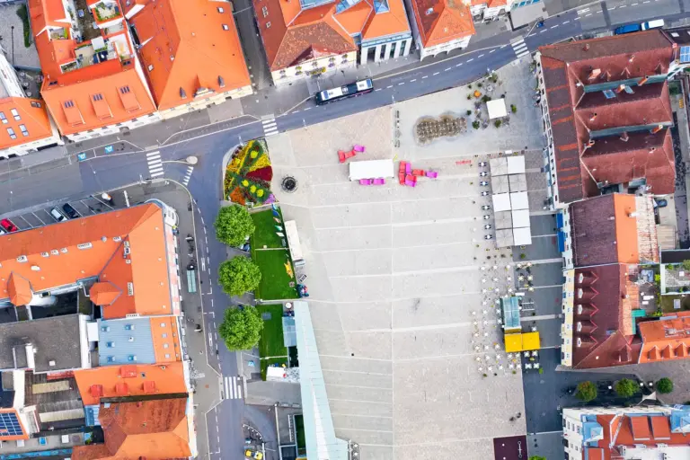 Mehr Raum für die Bäume auf dem Hauptplatz Bruck Ein großteils gepflasterter innerstädtischer Platz aus der Vogelperspektive