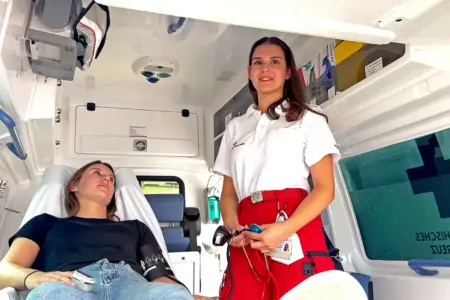 Ein Jahr im Rettungsdienst Bruck Eine Sanitäterin mit einer Patientin in einem Rettungswagen