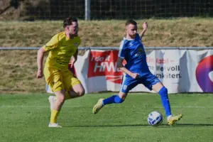 Ein Spieler in Blau läuft davon.