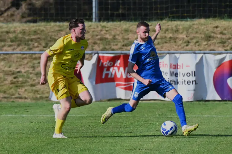 Oberaich kickte St. Barbara aus dem Cup Ein Spieler in Blau läuft davon.