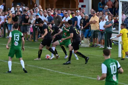 Thörl entschied Derby gegen Turnau in letzter Minute Viele Spieler kämpfen um den Ball.