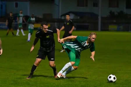 Ein Spieler wird an der Hose gehalten.