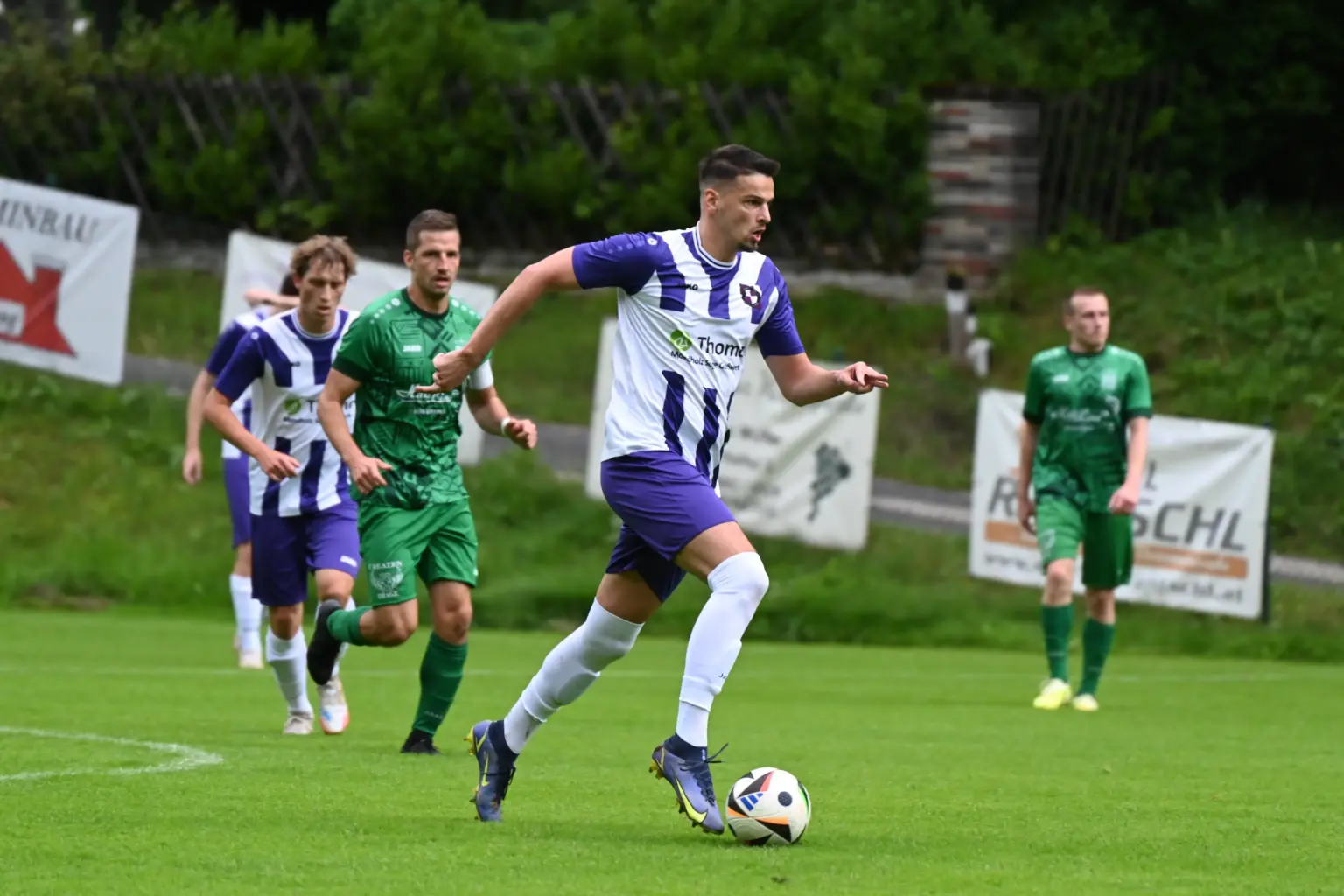 Viele Treffer zum Saisonauftakt in der Gebietsliga Mürz Ein Spieler in weiss-violett im Ballbesitz.