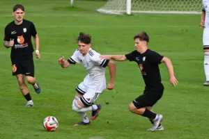 Zwei Spieler kämpfen um den Ball.