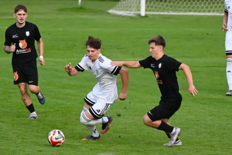 Mariazell und Thörl siegten in der Unterliga Nord A Zwei Spieler kämpfen um den Ball.