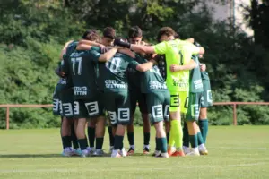 Fußballer die sich umarmen