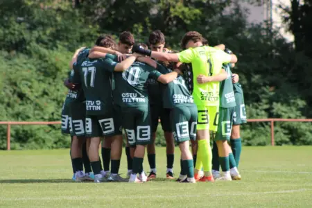 Die Obersteirer gingen in der Landesliga diesmal leer aus Fußballer die sich umarmen