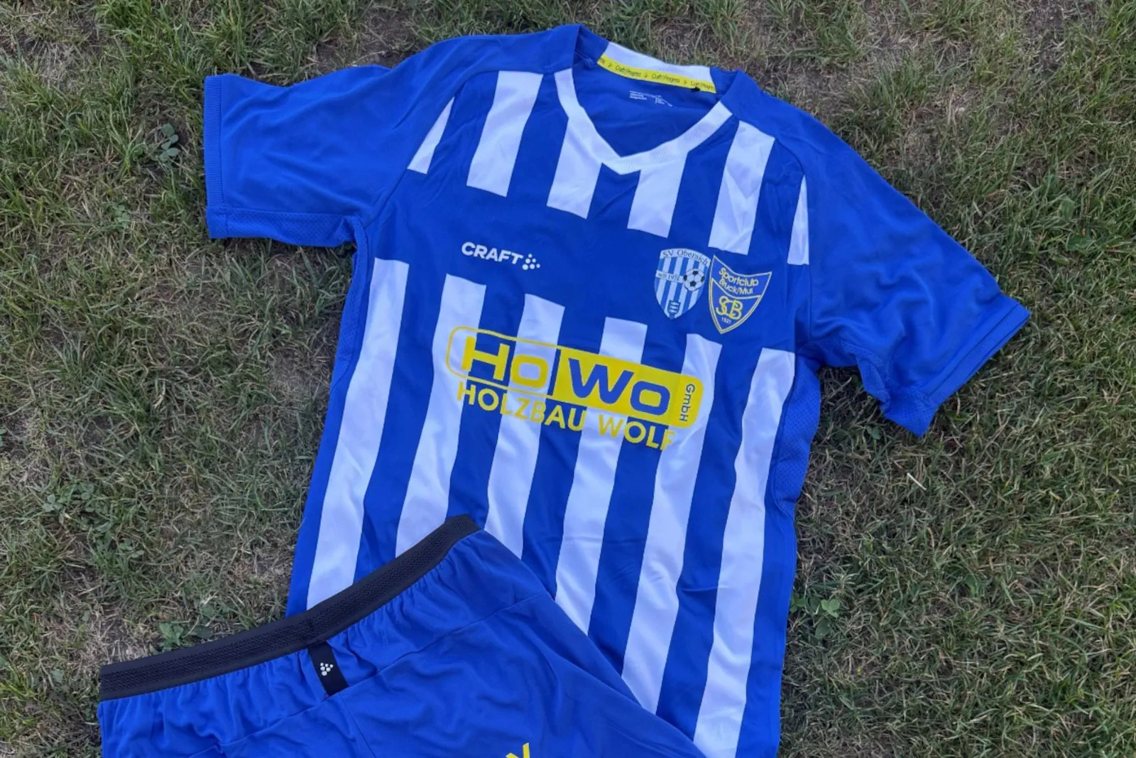 Eine Fußballdress liegt auf dem Rasen.
