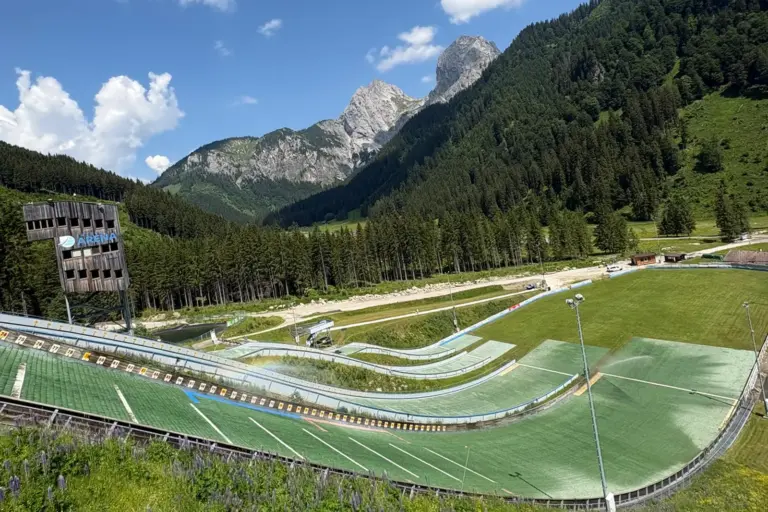 Jubiläums-Schispringen in Eisenerz Eine Schisprunganlage mit Matten für den Sommerbetrieb, im Hintergrund felsige Berggipfel