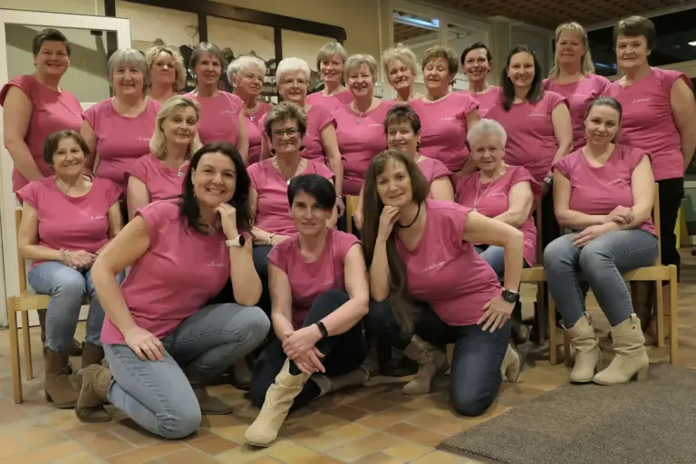 Eine Gruppe von Frauen in rosafarbenen T-Shirts