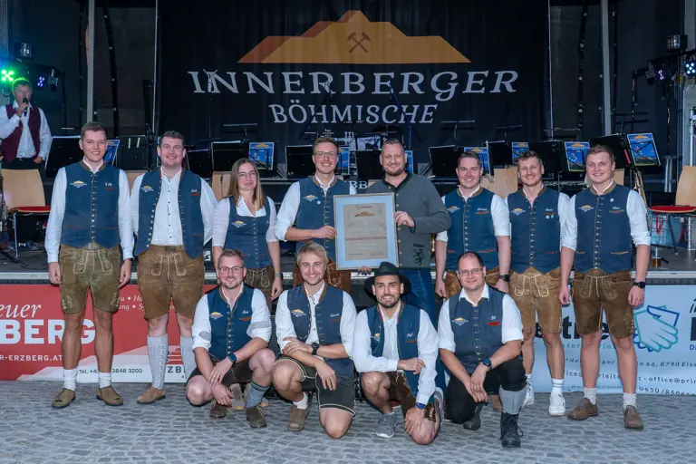 Eisenerz: Jubiläum und Auszeichnung Eine Gruppe von Männern in Trachtenkleidung nimmt eine Urkunde entgegen
