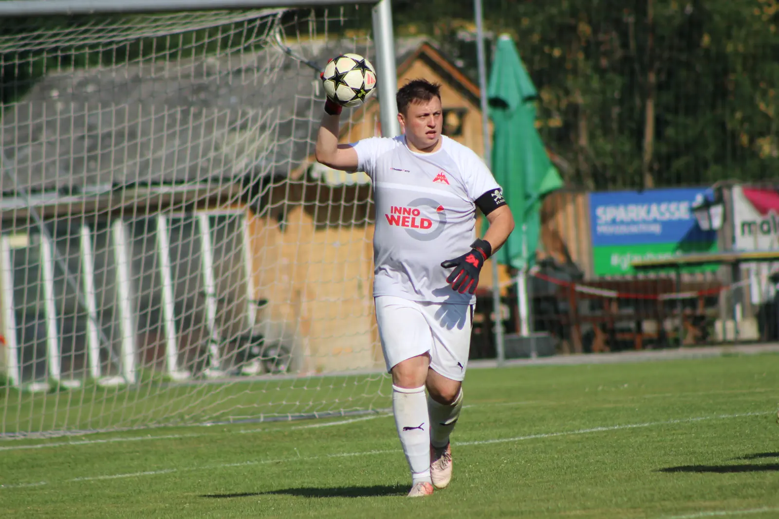 Ein Fußballtorhüter mit einem Ball in der Hand.