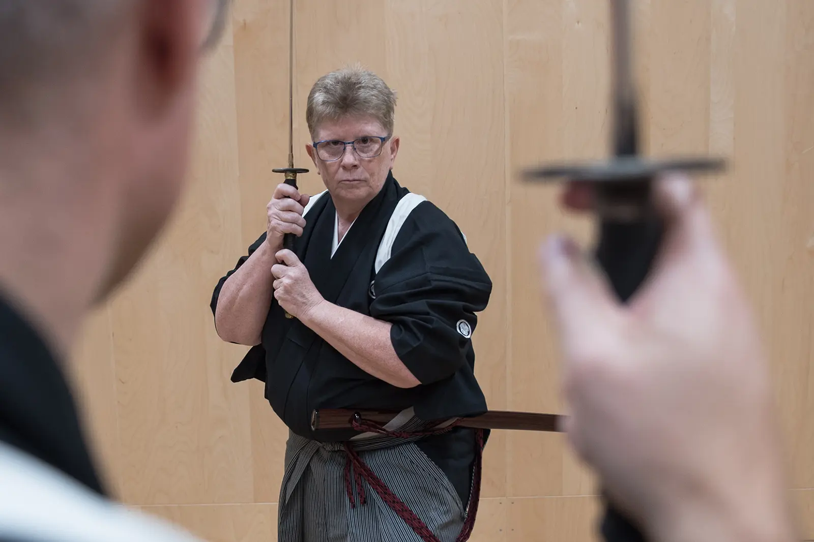 Zwei Männer mit japanischen Schwertern stehen sich gegenüber