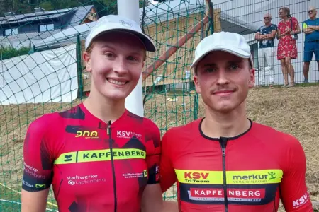 Kapfenberger Siege beim Triathlon in Röthelstein Eine Frau und ein Mann mit Schirmkappen und Radtrikots
