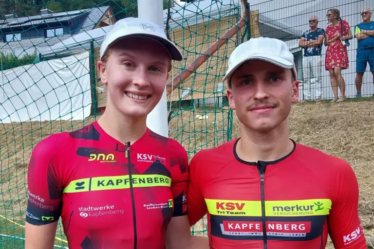 Kapfenberger Siege beim Triathlon in Röthelstein Eine Frau und ein Mann mit Schirmkappen und Radtrikots
