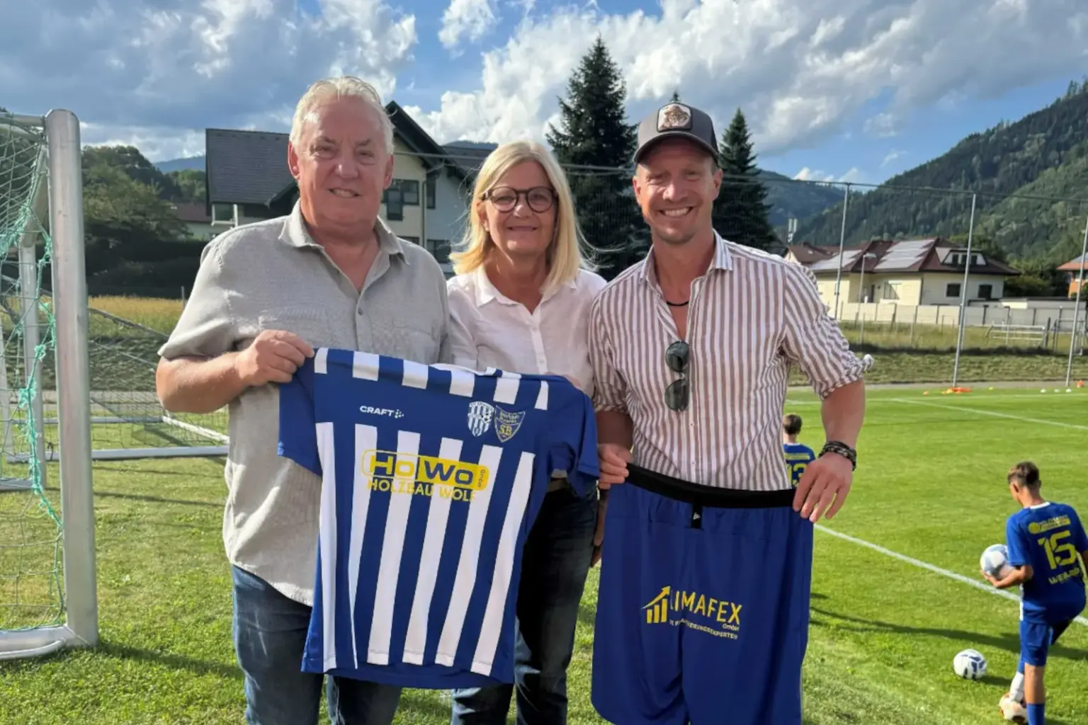 Bruck rückt fußballerisch weiter zusammen Zwei Männer und eine Frau halten eine Fußballdress