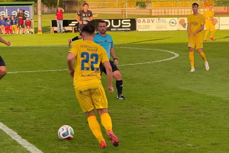 Der SC Bruck konnte erneut voll punkten Ein Fußballer mit der Nummer 22. Dahinter ein Schiedsrichter.