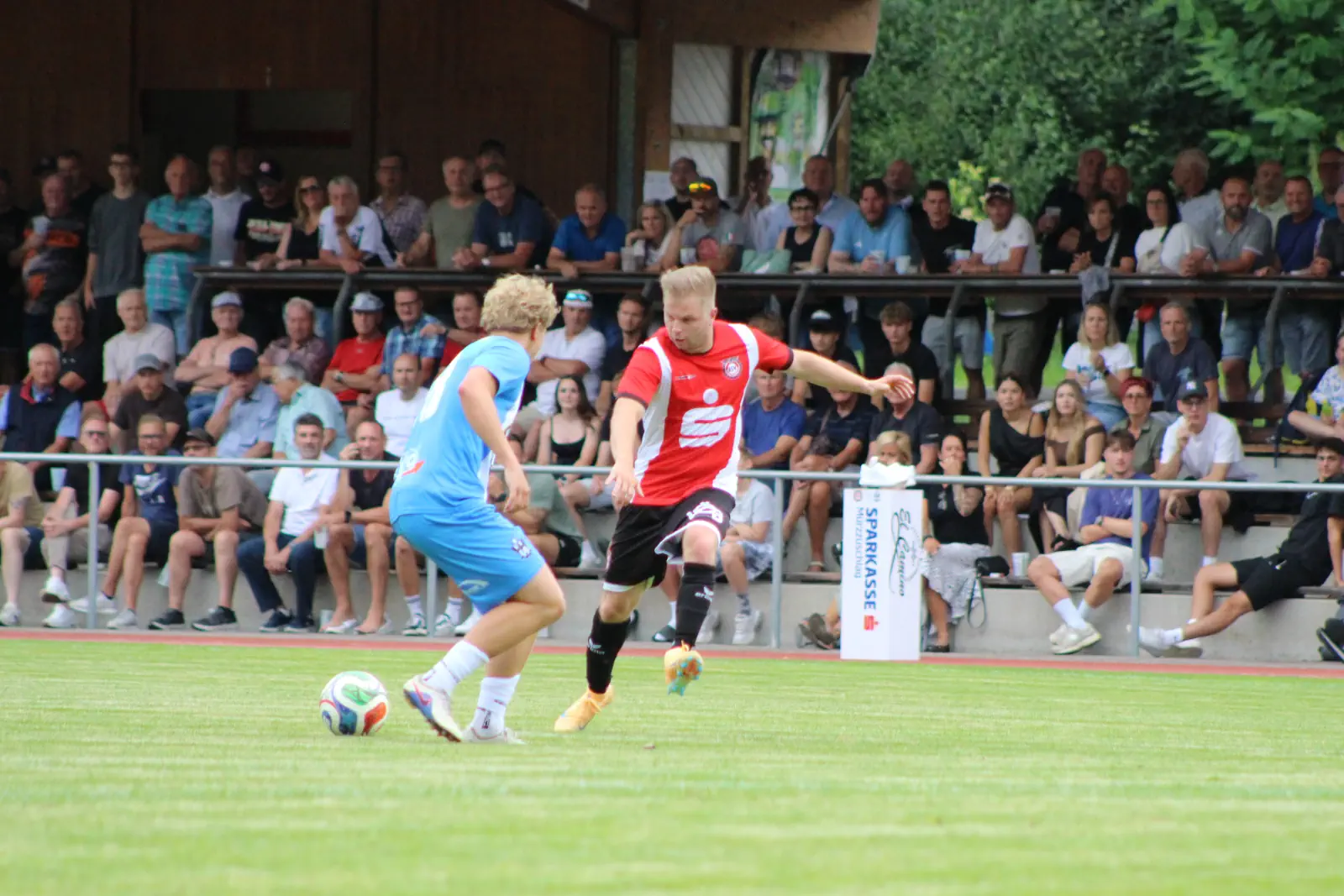 Ein Zweikampf von zwei Fußballern-