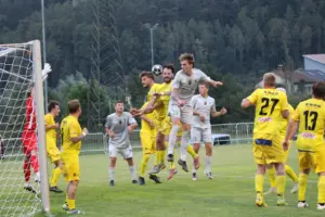 Zwei Fußballmannschaften beim Kopfballduell.