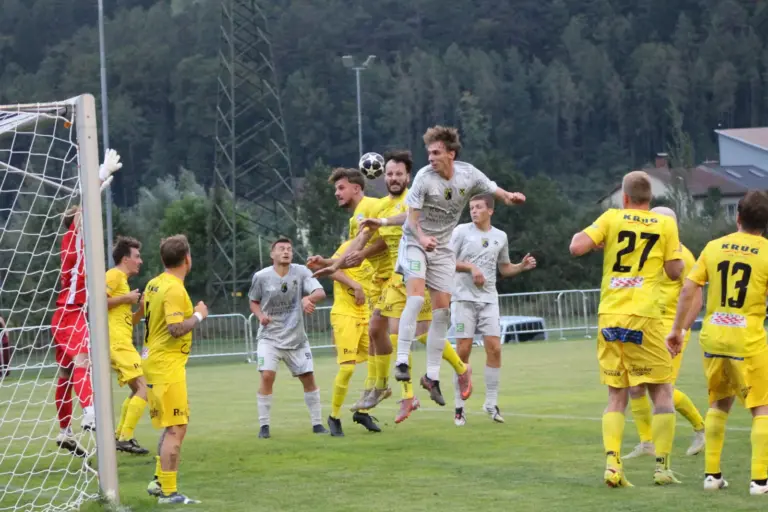 Zwei Fußballmannschaften beim Kopfballduell.