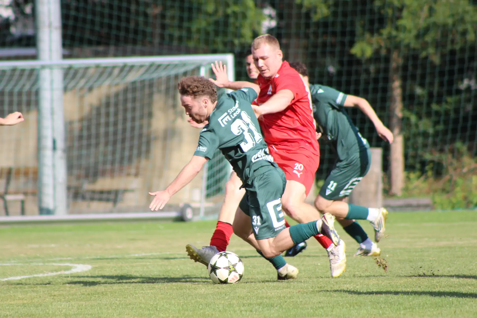 Zwei Fußballer kämpfen um den Ball.