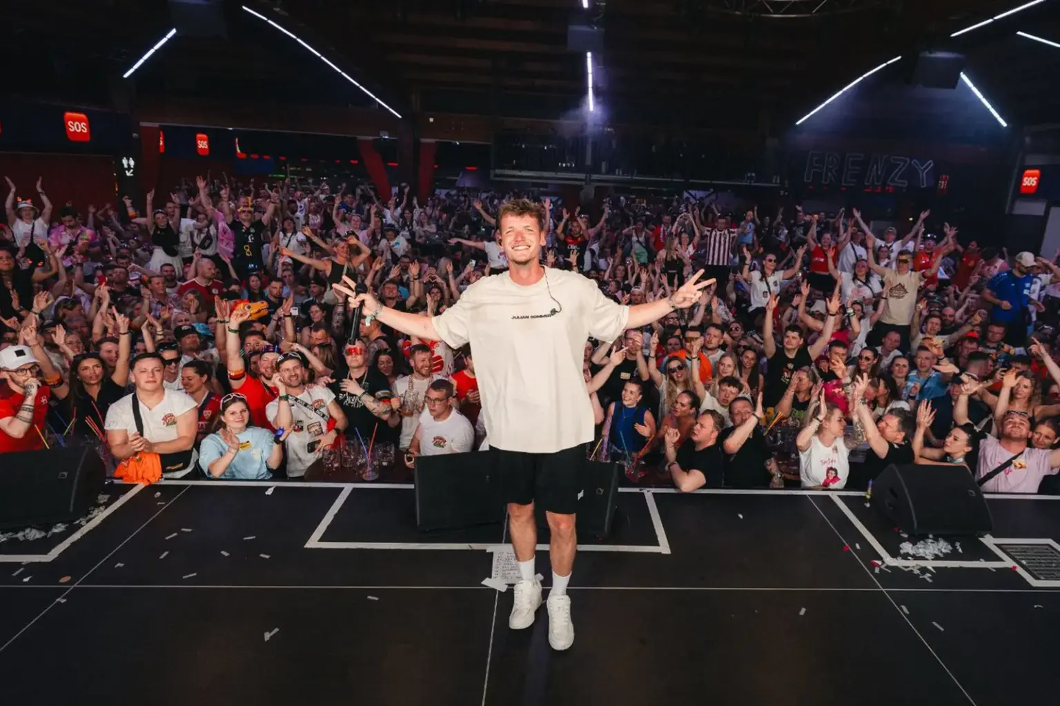 Das ist das Programm der Pfingstdays Mürzhofen 2027 Party-Sänger Julian Sommer live auf der Bühne bei einem Auftritt vor begeistert feiernden Fans.
