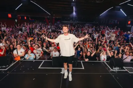 Das ist das Programm der Pfingstdays Mürzhofen 2027 Party-Sänger Julian Sommer live auf der Bühne bei einem Auftritt vor begeistert feiernden Fans.