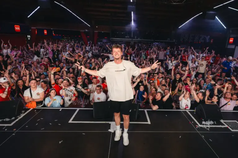 Das ist das Programm der Pfingstdays Mürzhofen 2027 Party-Sänger Julian Sommer live auf der Bühne bei einem Auftritt vor begeistert feiernden Fans.