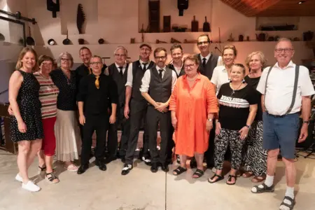 Rock’n’Roll im Kammerner Museumshof Eine Gruppe von 15 Personen in einem Museum