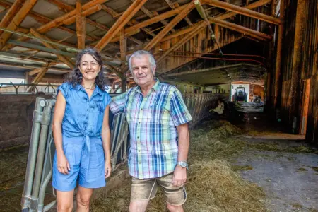 Trockenes Land: Grüne pochen auf Wasser-Strategie Eine Frau und ein Mann stehen in einem Rinderstall