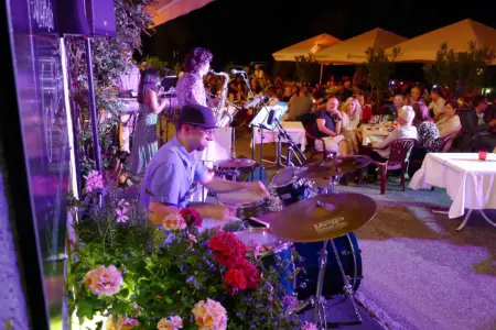 Einmal geht’s noch mit der Kapfenberger Sommernacht Eine Band spielt vor Publikum im Freien