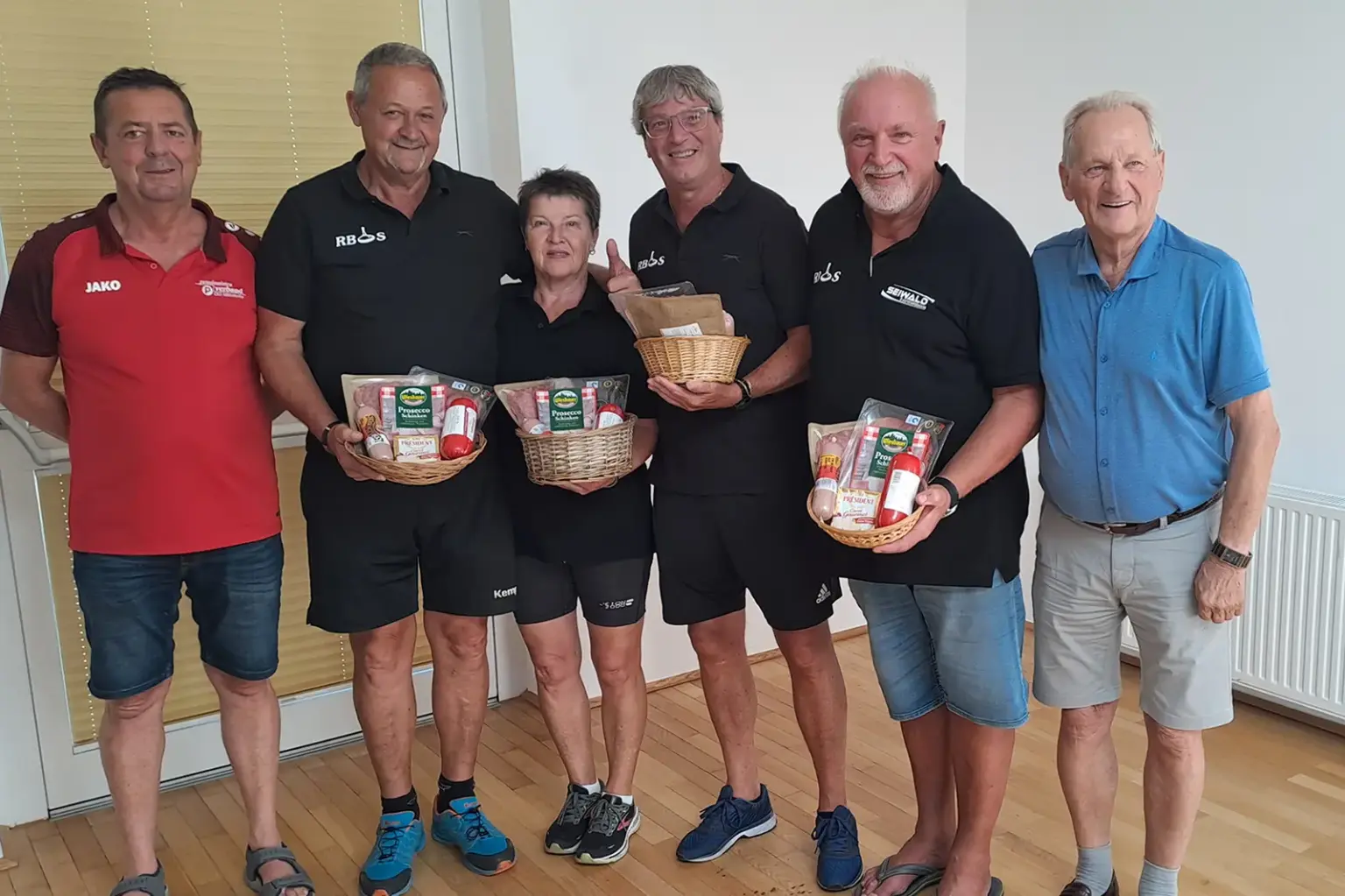 Stocksportturnier der Pensionisten in Kindberg Sechs ältere Personen mit Geschenkskörben