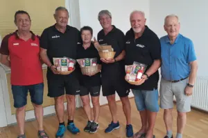 Sechs ältere Personen mit Geschenkskörben