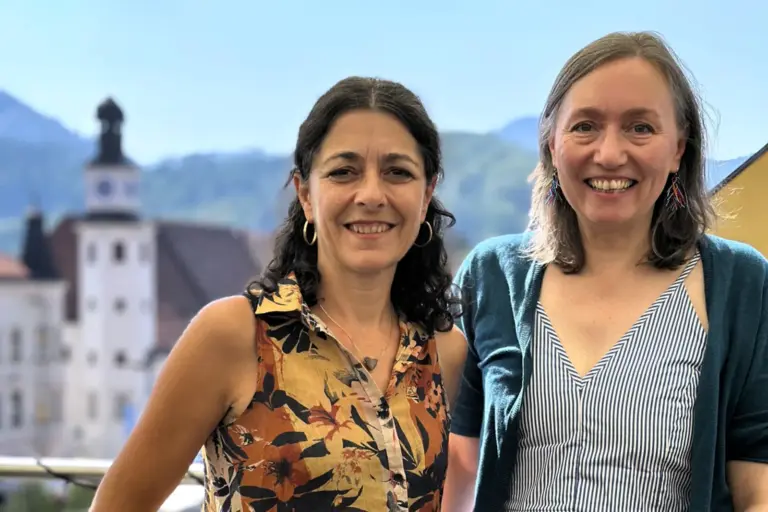 Grüne Leoben fordern mehr Hitzeschutz Zwei Frauen stehen nebeneinander und lächeln in die Kamera.
