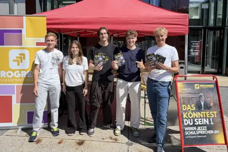 Schülervertretung informierte in Leoben Vier Jugendliche stehen mit Broschüren vor einem Infostand