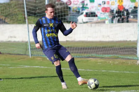 Dem SC Bruck gelang ein Auftakt nach Maß Ein Fußballer mit einem Ball