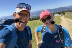 Mürzzuschlag: Radiowanderung mit Caro Fux Ein Mann und eine Frau stehen mit Rucksäcken auf einem Wanderweg