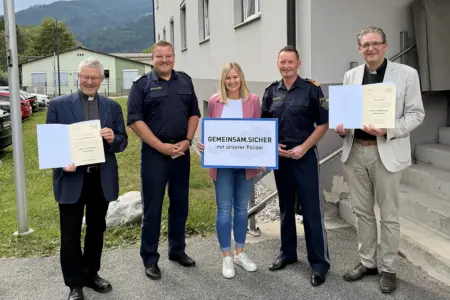 Mürzzuschlag: Abschiedsbesuch bei der Polizei Vier Männer und eine Frau stehen mit Urkunden vor einem Haus
