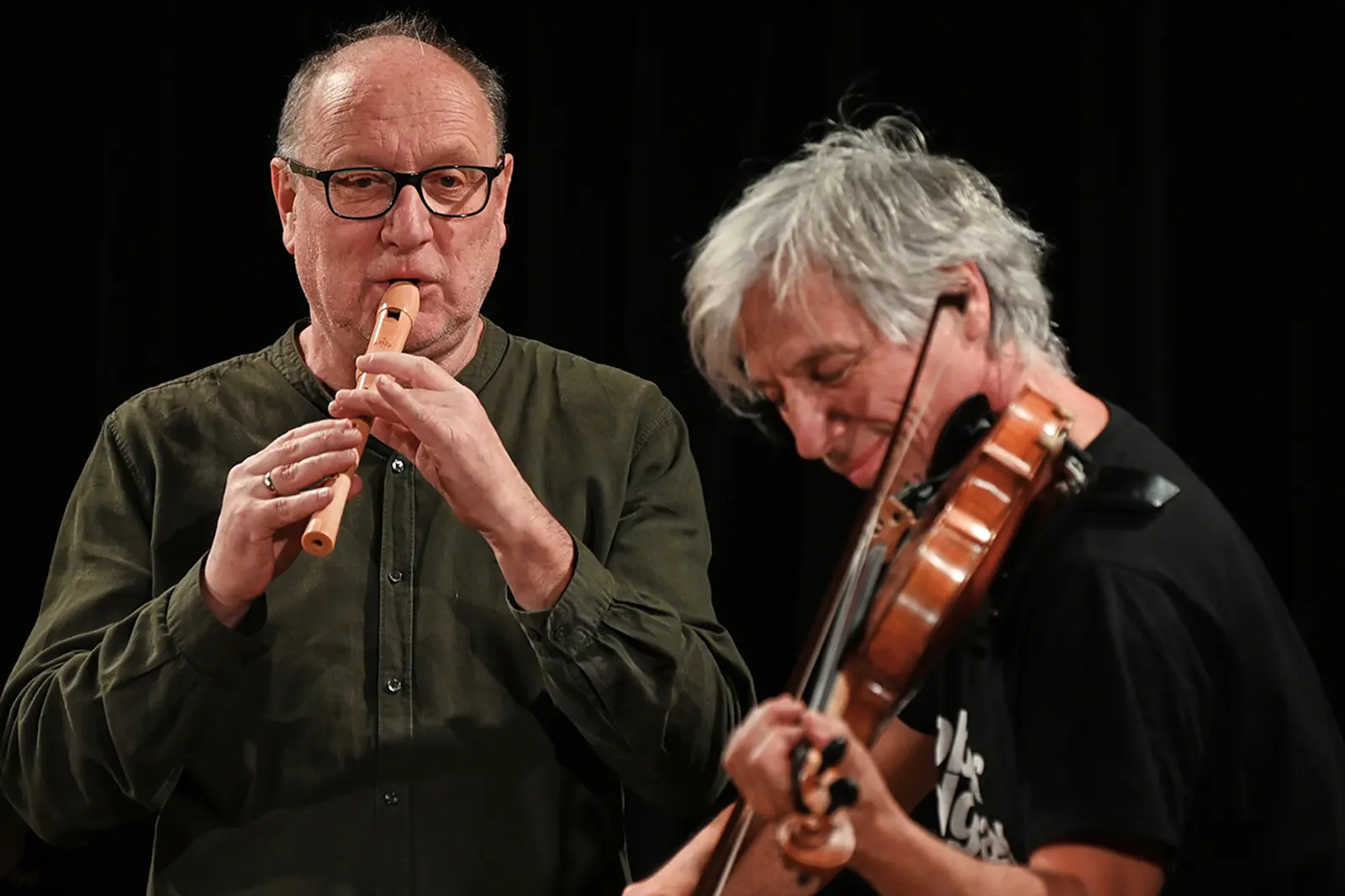 Zwei Musiker mit Flöte und Geige