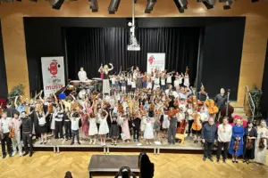 Eine große Gruppe von Musikern auf einer Bühne.