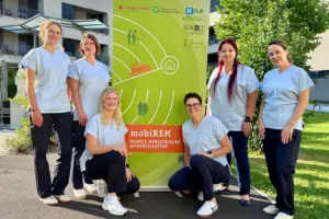 Sechs Frauen stehen neben einem Rollup in einem Park
