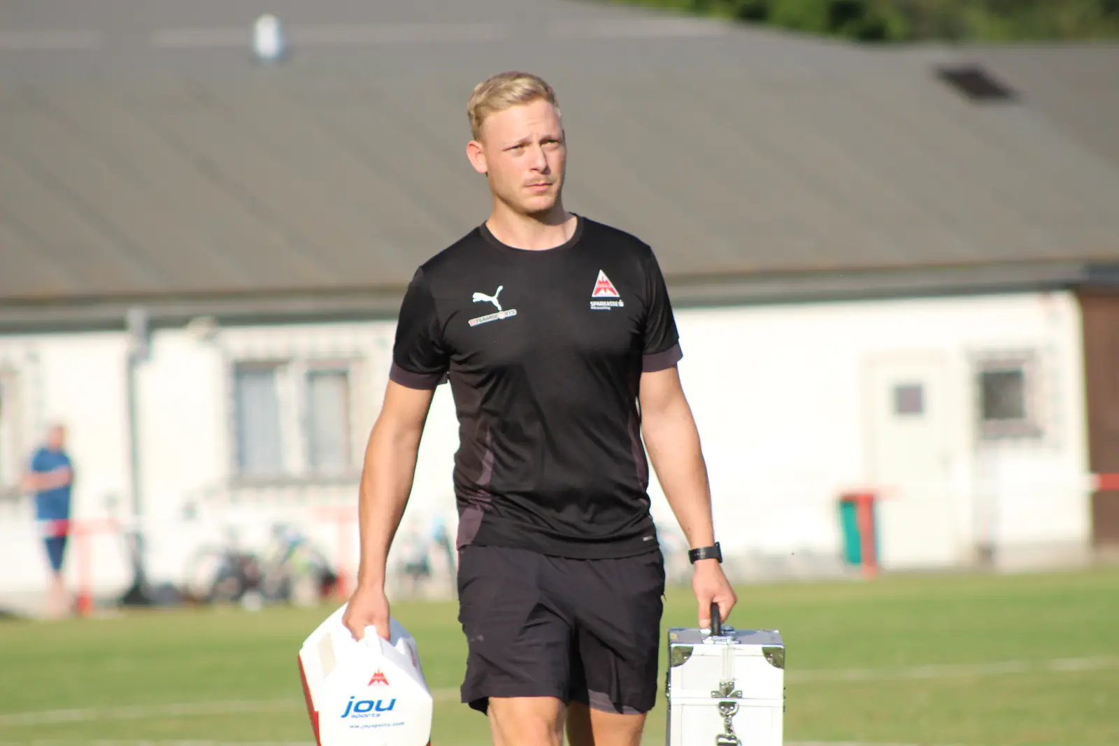 Ein Fußballtrainer.