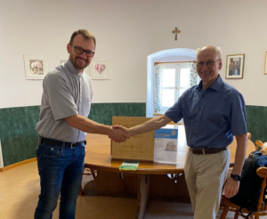 Die Rotarier starten Bildungsoffensive Zwei Männer geben sich die Hand.