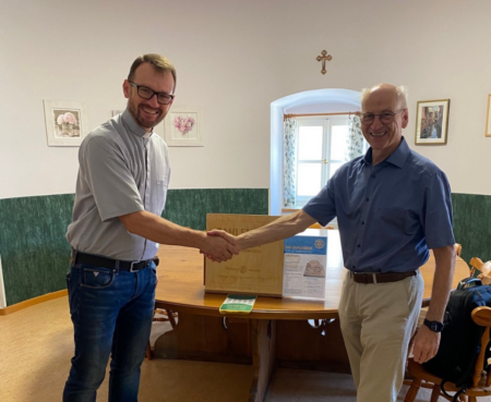 Die Rotarier starten Bildungsoffensive Zwei Männer geben sich die Hand.