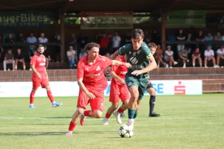 Der DSV ist eine Runde weiter Zwei Fußballer kämpfen um den Ball.