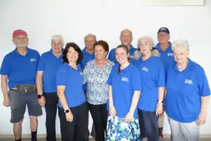 Eine Gruppe von Personen in blauen T-Shirts