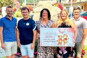 Herzlauf in St. Barbara brachte 20.000 Euro ein Drei Männer und zwei Frauen in sommerlicher Kleidung, die beiden Frauen halten gemeinsam einen Spendenscheck in Händen