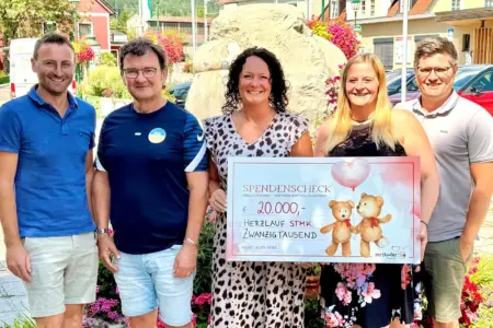Herzlauf in St. Barbara brachte 20.000 Euro ein Drei Männer und zwei Frauen in sommerlicher Kleidung, die beiden Frauen halten gemeinsam einen Spendenscheck in Händen