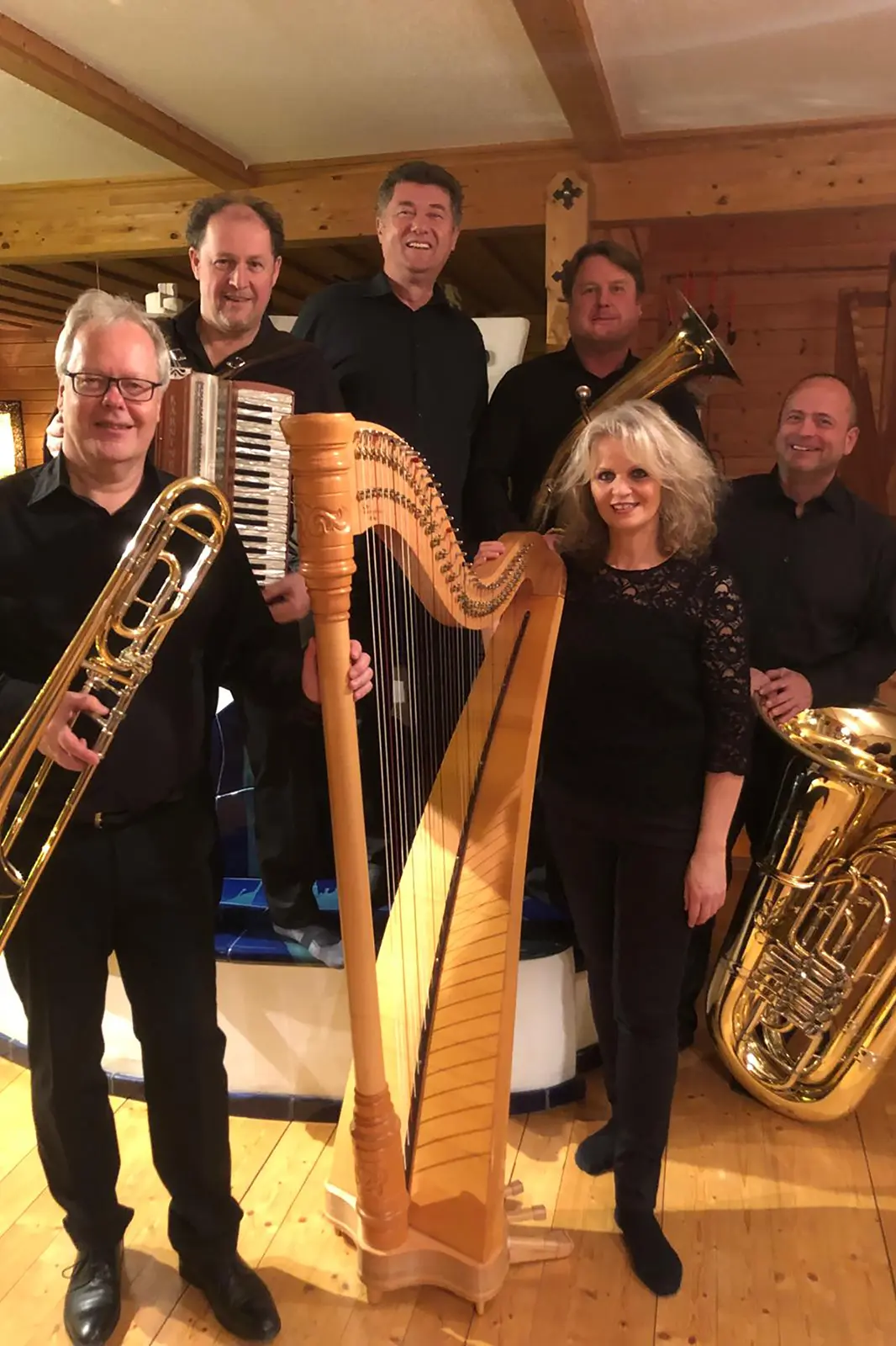 Eine Gruppe von Musikern mit verschiedenen Instrumenten