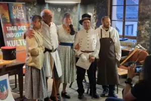 Vordernberg: Bergbauhistorie auf der Bühne Fünf Personen in historischen Kostümen stehen auf einer kleinen Bühne